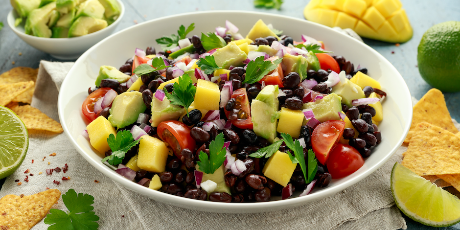 Gezond 2025 beginnen met deze frisse mango-avocado salade